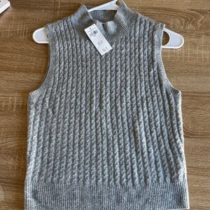 Abercrombie & Fitch Gray Cable-Knit Sleeveless Sweater Vest